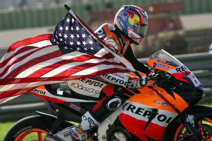 Nicky Hayden juara dunia MotoGP pada 2006, sponsor Red Bull tampak pada helm yang dipakainya