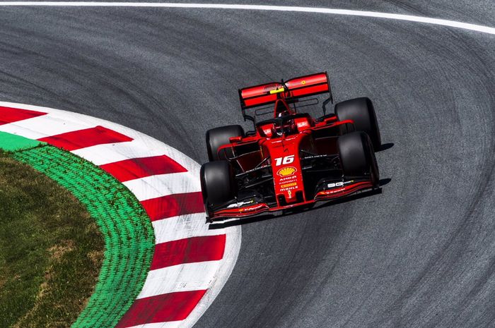 Pembalap Ferrari, Charles Leclerc berhasil meraih pole position usai catatkan lap rekor baru di kualifikasi F1 Austria
