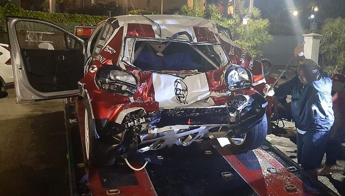 Kondisi mobil Citroen C3 R5 milik Sean Gelael pasca kecelakaan di SS2 Kejurnas Sprint Reli Meikarta membuat para teknisi membuka data telemetri.