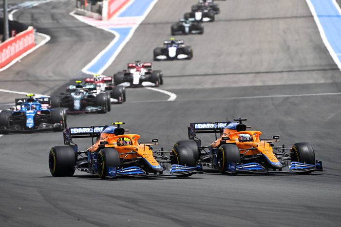Dua pembalap tim Mclaren, Lando Norris (kiri) dan Daniel Ricciardo bersaing ketat di F1 Prancis 2021