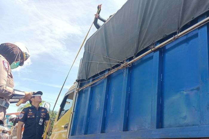 Peniliangan truk ODOL di Jambi