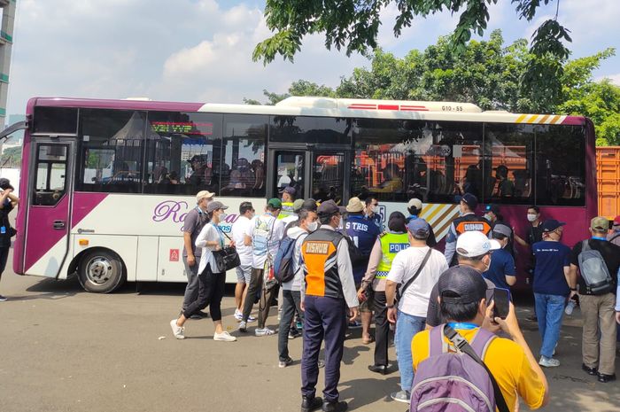 Transjakarta menyediakan sebanyak 50 unit bus premium Royaltrans guna mendukung perhelatan Formula E 2022 Jakarta 