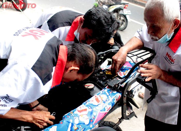 Para mekanik Rush Motor sedang melayani motor customer