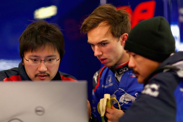 Pierre Gasly sedang berbicara dengan kru Honda