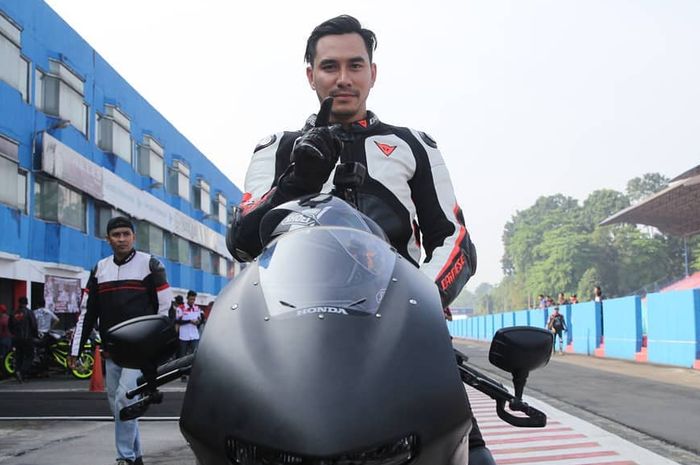 Darius Sinathrya di atas Honda RC213V-S