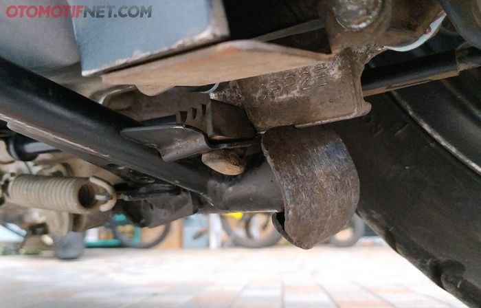 Akibat karet pecah, standar tengah Honda BeAT membentur sisi bawah CVT