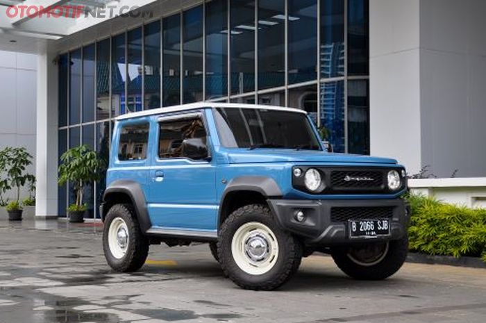 Suzuki New Jimny, usai ditebus langsung repaint warna solid sky blue. Keren! 
