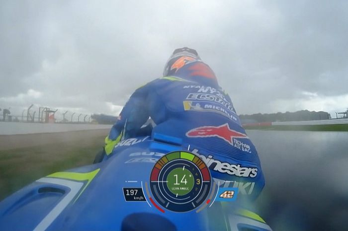 Alex Rins mengalami aquaplaning dan memilih lompat dari motornya