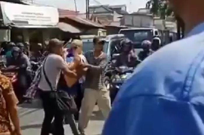 Digotong warga Al Ghazali keluar dari mobil 