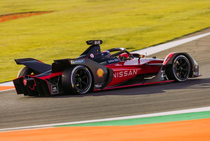 Sebastien Buemi balapan untuk tim Nissan e.dams di musim balap Formula E 2021-22