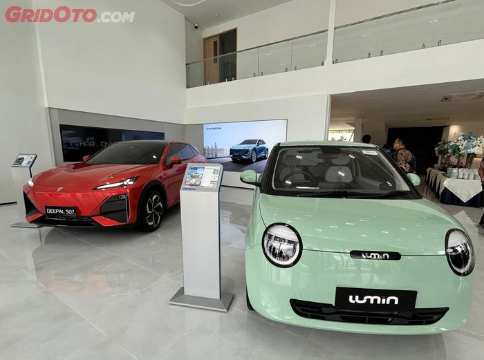 Changan Lumin dan Deepal SO7 yang dipajang di dealer PIK