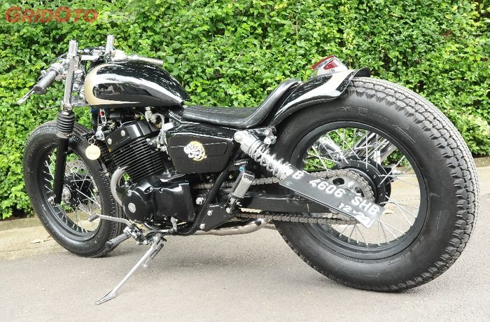 Tangki custom bikin penampilan lebih keren, ukurannya pas berkapasitas 9 liter