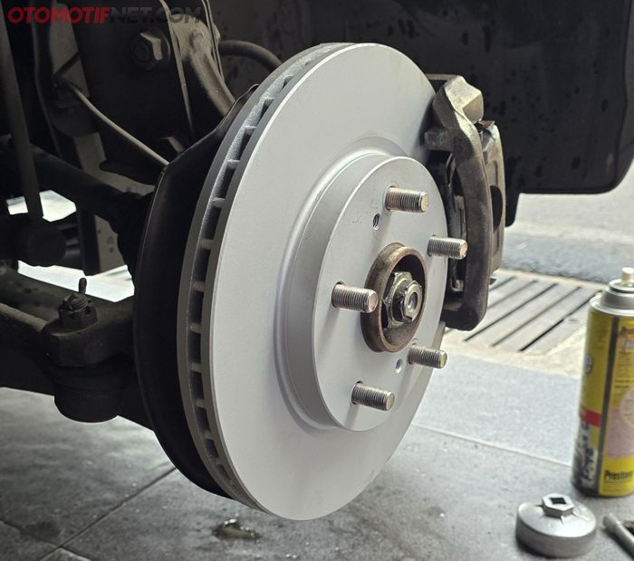 Ketika disc brake diganti baru berikut kampas remnya, problem rem bunyi dengung dan berderit tak lagi terjadi