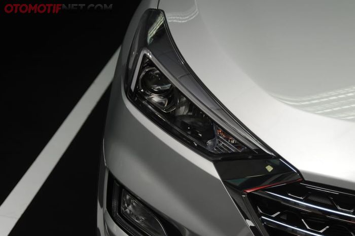 Headlamp proyektor sudah dilengkapi LED DRL dengan desain bersudut.