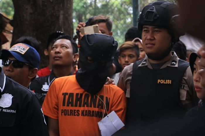 Pelaku pembacokan anggota kelompok motor pakai gergaji balok es di GOR Pranatayudha Karawang