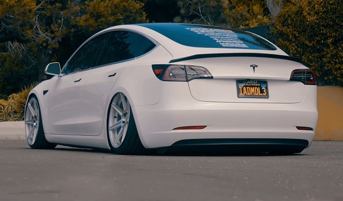 Modifikasi Tesla Model 3 tampil klimis adopsi gaya bagged berkaki ceper