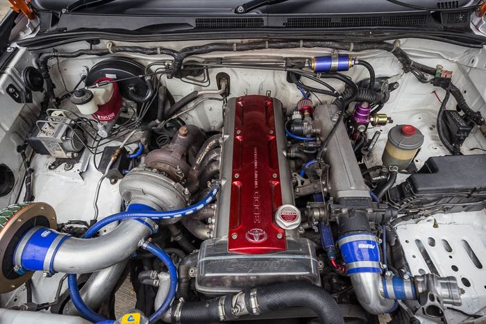 Mesin 2JZ-GTE terpasang rapi di engine bay modifikasi Toyota Fortuner lawas