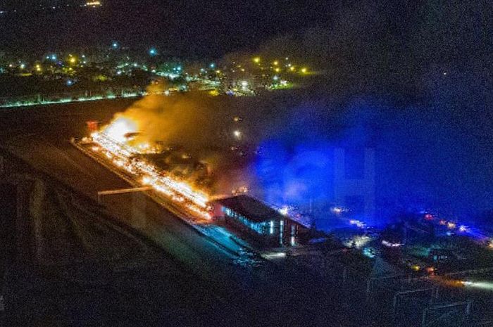 Kebakaran di sirkuit Termas de Rio Hondo tampak dari atas area pit atau garasi