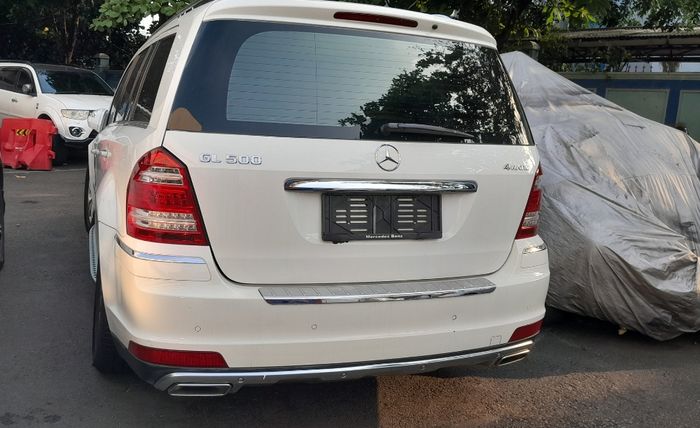 Bagian belakang Mercedes Benz GL 500 terlihat masih mulus