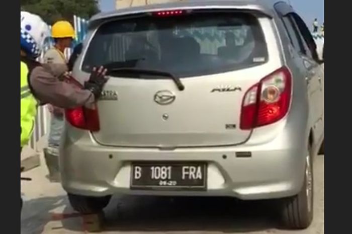 Daihatsu Ayla susah nanjak meski sudah didorong, selain faktor pengemudi, ada yang aneh sama suara mesinnya