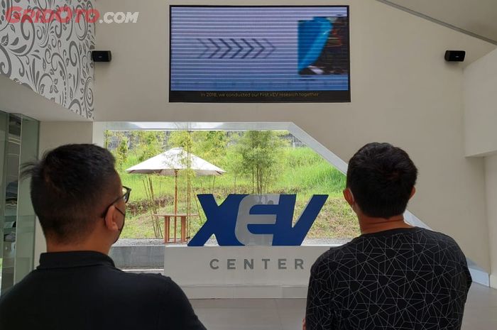 Belajar elektrifikasi kendaraan di Toyota xEV Center, Karawang, Jawa Barat.