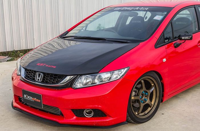 Material serat karbon warna hitam di bagian kap mesin