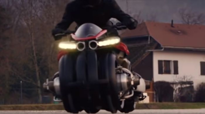 Lazareth LMV 496 saat riding di aspal