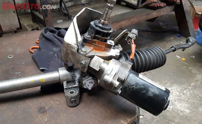 Power steering elektrik yang menggunakan dinamo servo elektrik tentunya berisiko rusak jika terjadi kontak dengan air.
