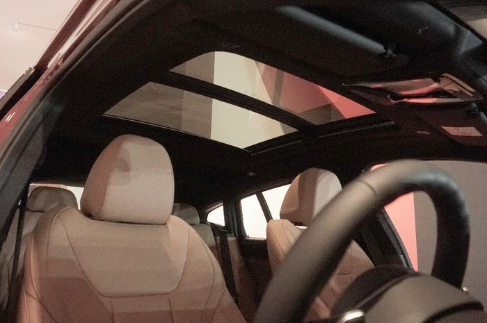 BMW X3 &amp; X4 yang dijual di Indonesia sama-sama memiliki panoramic-sunroof