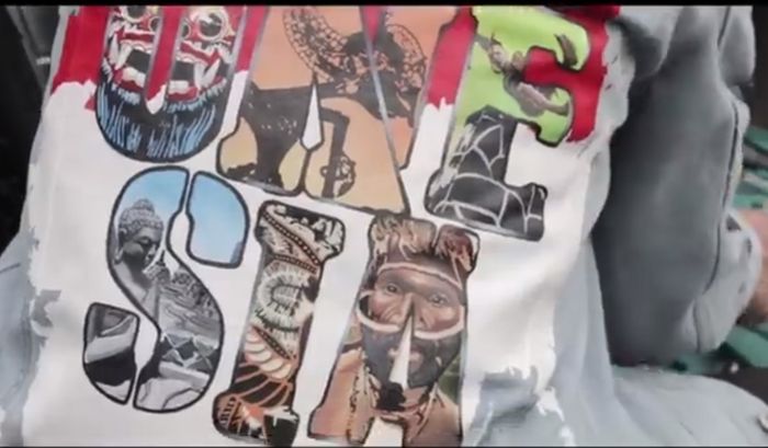 Unsur budaya lokal di bagian belakang jaket Jokowi