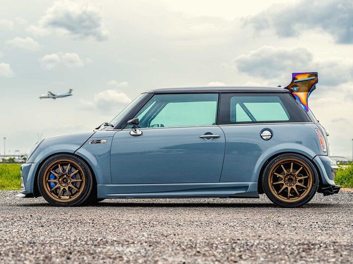 Modifikasi MINI Cooper S dibungkus kelir abu-abu dan pakai body kit JCW sporty