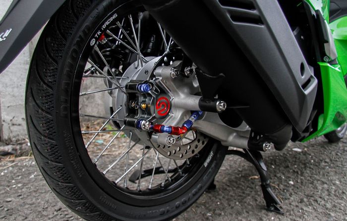 Kaliper rem belakang Honda PCX 160 kece dengan part Brembo Big Logo dan custom braket 