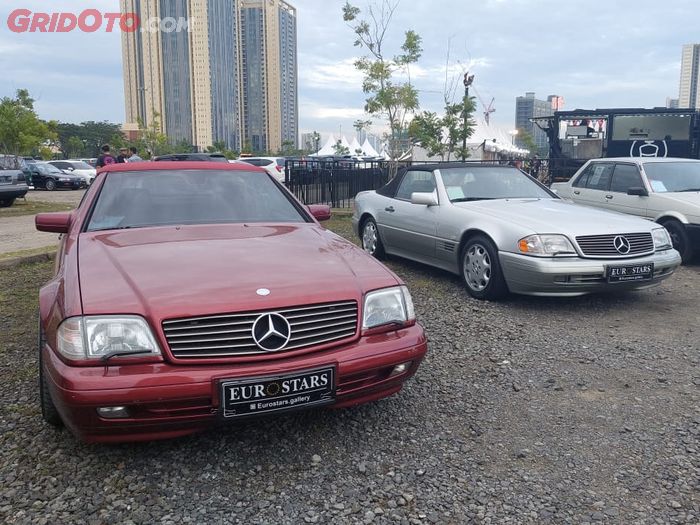 Dua unit Mercedes-Benz SL320 (R129) yang dijual Eurostars Gallery di Auto Kultur Indonesia 2022.