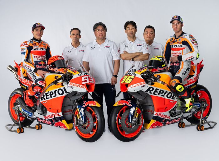 Shinichi Kokubu (ketiga dari kiri) dipecat dari jabatan Chief Technical Officer Honda MotoGP