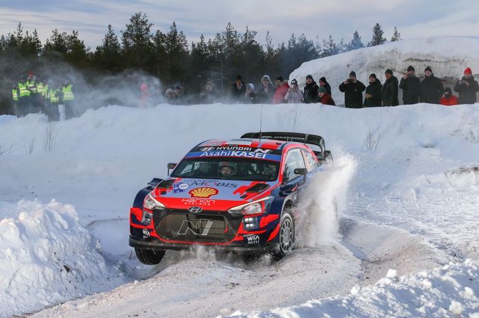 Pereli tim Hyundai, Ott Tanak saat menerjang lintasan bersalju di hari terakhir Reli Finlandia 2021