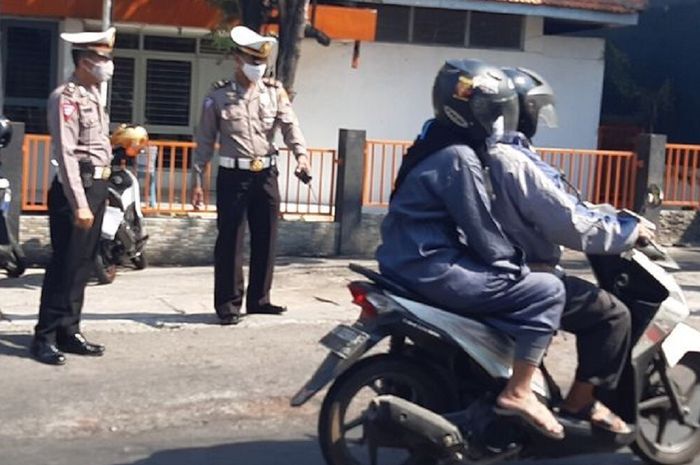 Polisi sedang melakukan olah TKP pemotor yang meninggal akibat terlilit benang layangan di Solo, Jawa Tengah
