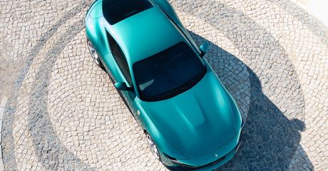 Gak Cuma Bisa Lari 320 KM/JAM, Ferrari Amalfi Juga Bisa Berhenti Sendiri