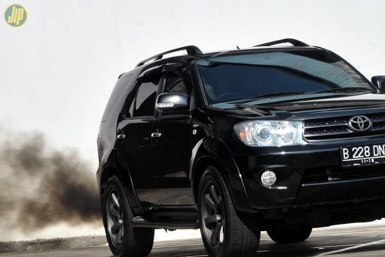 Di Saat Yang Lain Masih Lemot Toyota Fortuner Ini Tembus 320 Dk Semua Halaman Gridoto Com