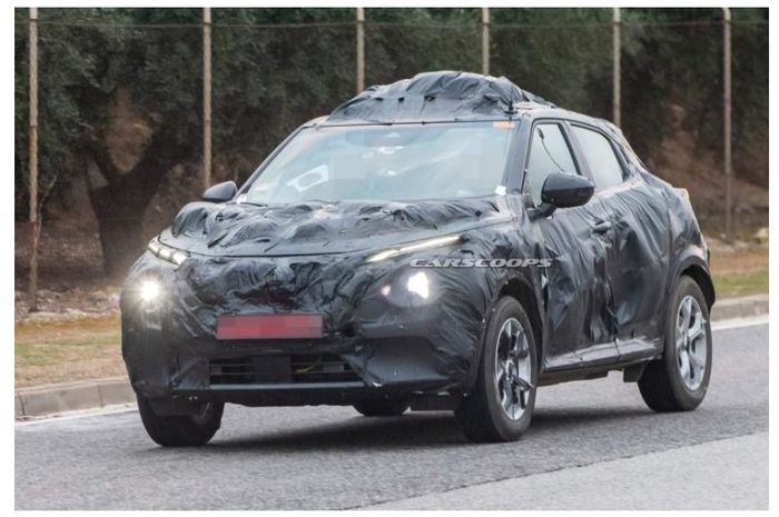 Nissan Juke baru sedang diuji jalan dan ditutup kamuflase