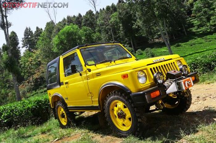 Suzuki Jimny Sierra 1984 ini, aslinya warna putih diganti catnya jadi serba kuning.