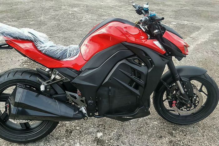 Model Kawasaki Z1000 tetapi menjadi sebuah motor listrik