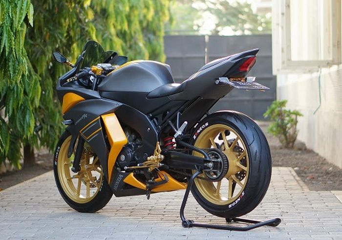 Stoplamp pakai Honda Revo generasi pertama yang diambil mikanya saja