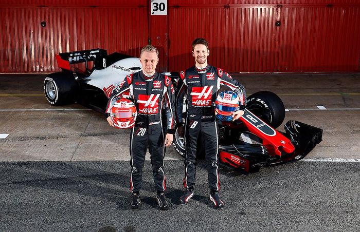 Kevin Magnussen (kiri) dan Romain Grosjen saat memperkenalkan mobil Haas VF-18 di sirkuit Barcelona