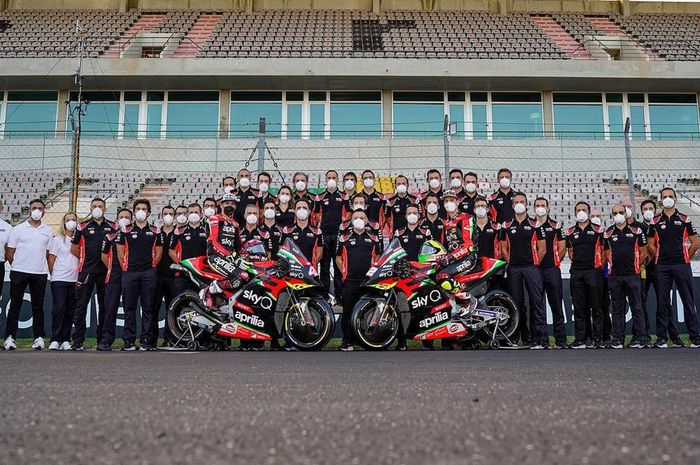 Tim Aprilia Racing punya Bradley Smith dan Lorenzo Savadori yang bisa dipilih untuk jadi rekan setim Aleix Espargaro.