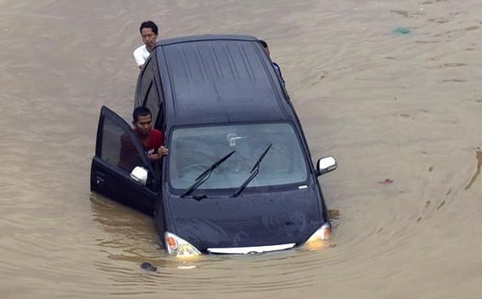 Ilustrasi mobil terobos banjir