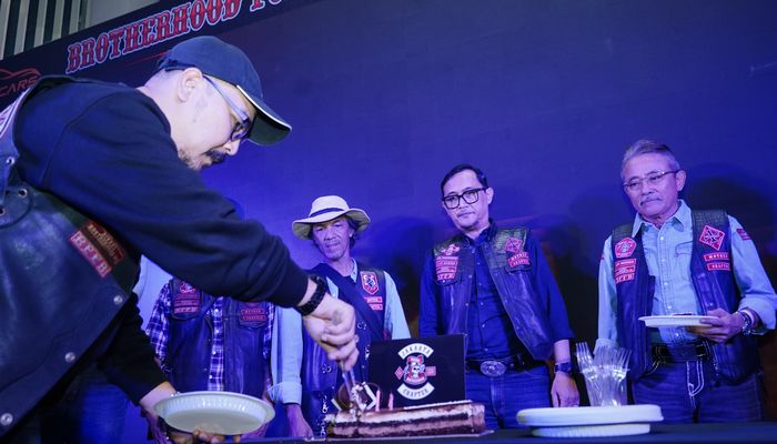 Simbolis pemotongan kue dalam perayaan anniversary ke-14 BBMC Jakarta Chapter.