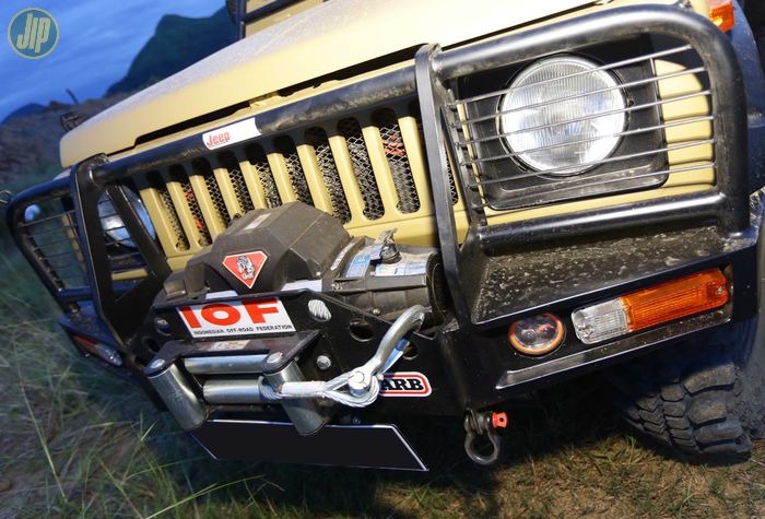 Bemper depan Suzuki Jimny Corsica ini dipasangi bullbar custom dilengkapi winch Artic-X. 