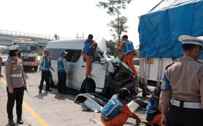 Bodi depan Toyota HiAce terpenggal akibat tabrak truk Isuzu Elf di tol Malang-Pandaan