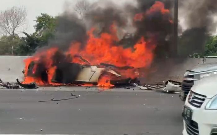 Kondisi mobil Nissan GT-R yang dikemudikan Alm. Dr. Arminsyah setelah mengalami kecelakaan tunggal.