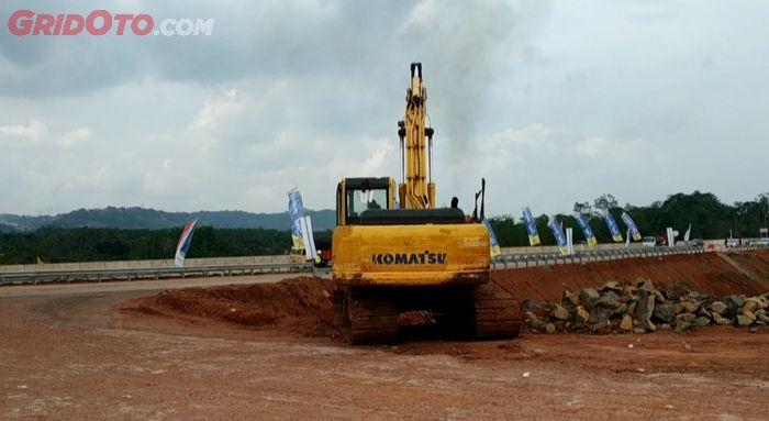 Sebuah alat berat sedang melakukan pengerjaan di rest area KM 379 A jalan tol Batang-Semarang